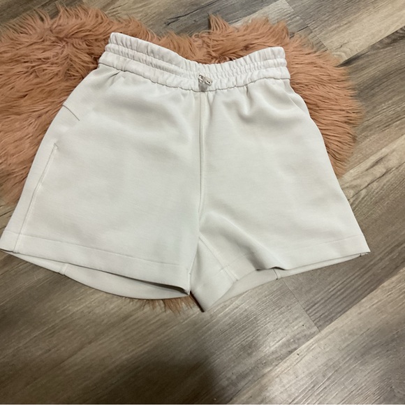 Lululemon Softstreme High-Rise Short Bone Size 0 - Picture 5 of 12